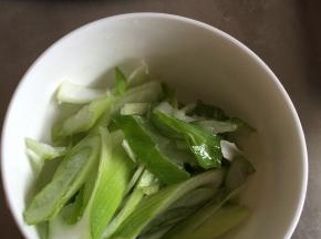准备好葱，香菜，姜丝。
