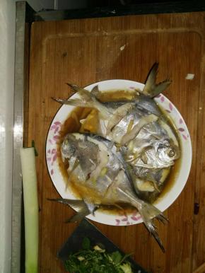 锅里水烧开，放入鱼蒸15分钟左右，关火取出