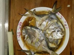 锅里水烧开，放入鱼蒸15分钟左右，关火取出