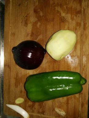 将土豆削皮，青椒，洋葱洗好。