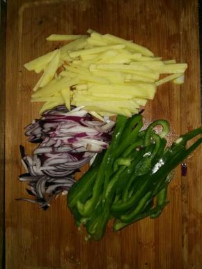 将准备好的食材都切成丝状。