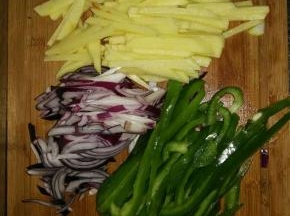 将准备好的食材都切成丝状。