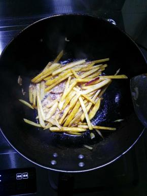 油加热之后先把土豆放入锅中小炒3分钟左右，加入适量酱油。