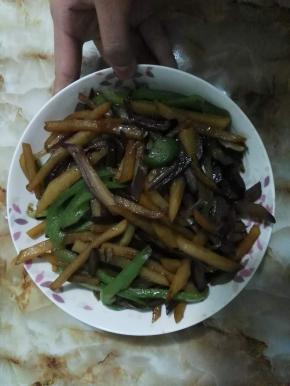 依次放入洋葱和青椒。大火炒2分钟左右，翻炒出锅。