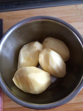 土豆削皮之后，清洗干净。