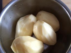 土豆削皮之后，清洗干净。