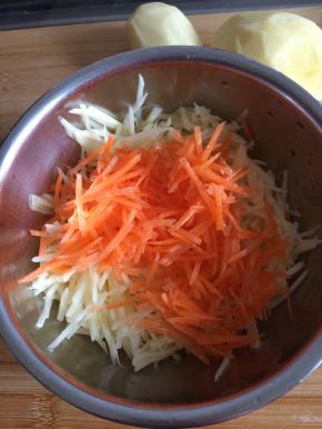 土豆擦成丝状，胡萝卜擦成丝状放入盆中。
