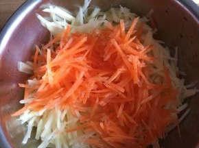 土豆擦成丝状，胡萝卜擦成丝状放入盆中。
