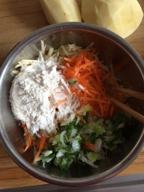 把面粉放入盆中。