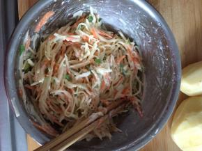 放入适量盐和葱末，香油搅拌均匀。