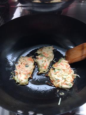 锅内均匀放入油。油到七成热，用炒勺成块状放入锅内。