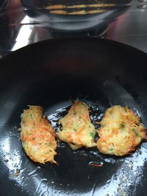 小火煎2分钟左右，翻另一面进行煎。