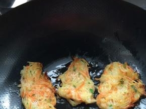 小火煎2分钟左右，翻另一面进行煎。
