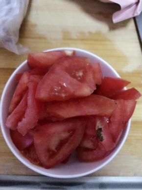 西红柿清洗干净之后，切好。
