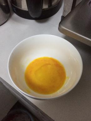 鸡蛋打碎，放入碗中