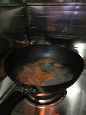 把葱先放入锅内，随后把西红柿放入锅中炒一分钟左右，放入适量的水。