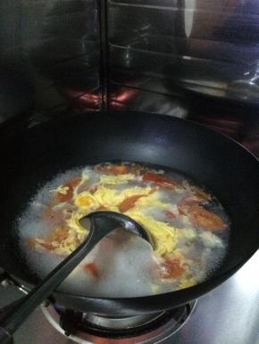 水开之后把鸡蛋倒入锅内搅拌。