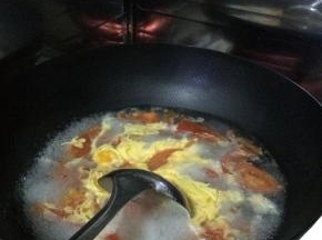 水开之后把鸡蛋倒入锅内搅拌。
