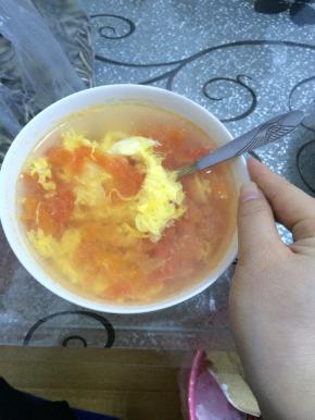 鸡蛋放入锅内开15秒钟左右，放入适量的香油。