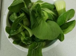把油菜和香菇清洗干净。