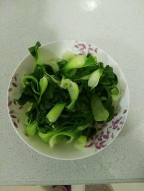 油菜放入热水焯一下捞出