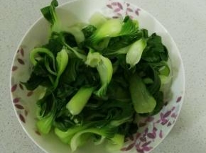 油菜放入热水焯一下捞出