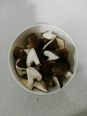 香菇切成块状，葱和蒜切好。