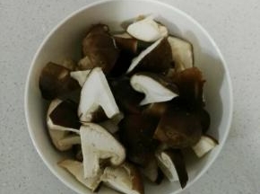 香菇切成块状，葱和蒜切好。