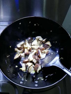 锅内放入油炒，依次放入花椒，葱蒜。放入香菇翻炒几分钟。