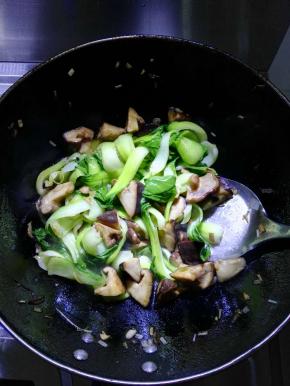 随后放入油菜翻炒均匀，出锅