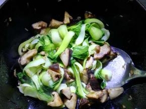 随后放入油菜翻炒均匀，出锅
