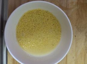 小米用清水淘两到三次。红豆淘两次。