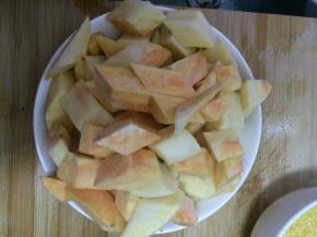 把地瓜清洗干净削皮切成小块状。枣洗干净切成两半。