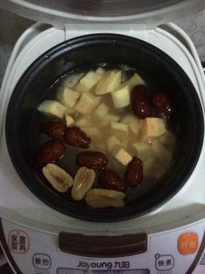 把准备好的材料全部放入锅中，加入适量的水。