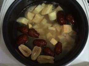 把准备好的材料全部放入锅中，加入适量的水。