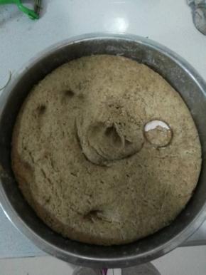 用老面头提前把面发好 ，一般暖气屋半天时间就可以发酵好。发酵好的面一般比普通大一倍左右。