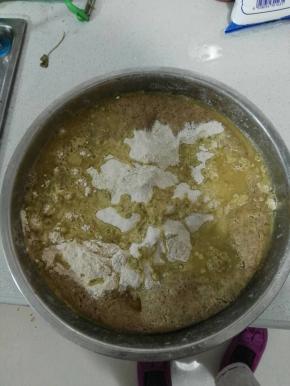 把碱用水溶解开放入面中，把面揉均匀。