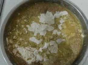 把碱用水溶解开放入面中，把面揉均匀。