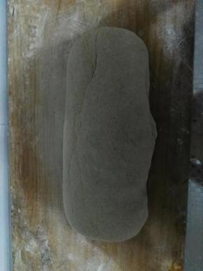 将面团搓成较粗的条状。