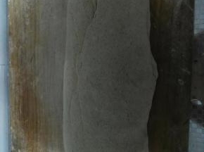 将面团搓成较粗的条状。