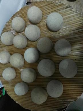 将面团进行搓揉，整形成圆形，馒头状放到容器上。再发酵10分钟左右。
