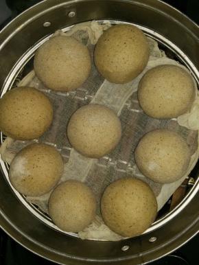 锅内放入适量的水，水开之后把馒头放入锅内。