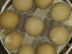 锅内放入适量的水，水开之后把馒头放入锅内。