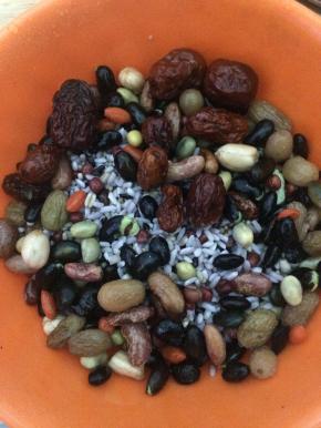 将原料中的糯米、黑米、花生米、薏仁、花生豆、黑豆、莲子用清水浸泡。（可早上泡，晚上煮）