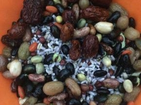 将原料中的糯米、黑米、花生米、薏仁、花生豆、黑豆、莲子用清水浸泡。（可早上泡，晚上煮）
