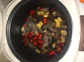 锅内加入适量水，把泡好的原料倒入电饭煲内。按下煮饭键盖上盖子煮。