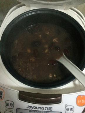 大约煮半个小时左右。锅自动转入保温。