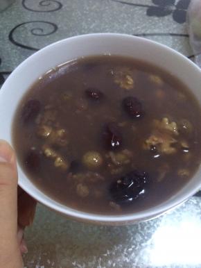 煮好的八宝粥盛出就可以了。