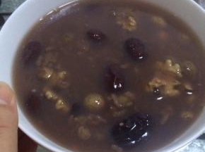 煮好的八宝粥盛出就可以了。