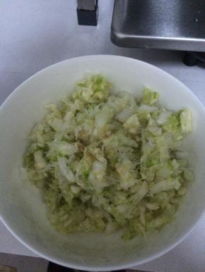 白菜切好，剁碎，放入适量盐等白菜出水，把水分挤出。